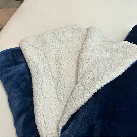 Sochow Navy Fleece and Sherpa Throw Blanket - Picture 5 of 6